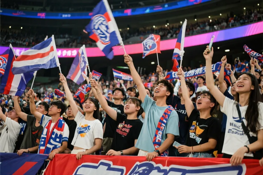 观众在赛事现场挥舞应援旗帜